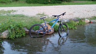 Polizeidirektion Flensburg: POL-FL: Kropp - Hochwertiges Mountainbike aus Werkstatt entwendet! Polizei sucht Zeugen!