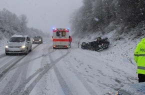 Polizeipräsidium Trier: POL-PPTR: Fahrzeug überschlägt sich auf Grund schneeglatter Fahrbahn