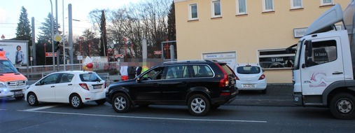Polizei Rheinisch-Bergischer Kreis: POL-RBK: Bergisch Gladbach - Lkw-Fahrer hebt Flasche auf - zwei Verletzte