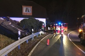 Feuerwehr Plettenberg: FW-PL: OT-Erkelze. PKW überschlägt sich mutmaßlich aufgrund von Glatteis. Fahrer bleibt unverletzt.