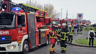 Freiwillige Feuerwehr Königswinter: FW Königswinter: Kellerbrand mit starker Verrauchung im Gymnasium Oberpleis entpuppt sich als brennende Türklinken an der Zugangstür zum Heizungskeller.