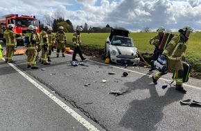 Freiwillige Feuerwehr Menden: FW Menden: Verkehrsunfall mit zwei schwerverletzten Personen