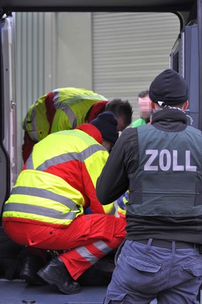 ZOLL-E: Gemeinsam für den Ernstfall
Das Zollfahndungsamt Essen und die Feuerwehr Moers trainieren gemeinsam für den Ernstfall
-	Kooperation zur Gefahrenabwehr - &quot;Train as you fight&quot;