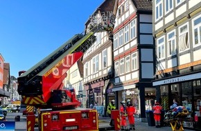 Feuerwehr Detmold: FW-DT: Gemeldeter Zimmerbrand mit Menschenleben in Gefahr