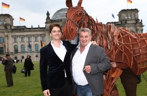 Stage Entertainment Berlin: Heinz Hoenig kehrt auf die Theaterbühne zurück / Deutschlandpremiere von GEFÄHRTEN ("War Horse") im Oktober in Berlin