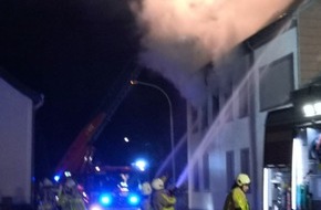 Feuerwehr Grevenbroich: FW Grevenbroich: ERSTMELDUNG: Verletzte nach Brand in Mehrfamilienhaus