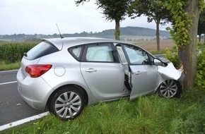 Polizeiinspektion Hameln-Pyrmont/Holzminden: POL-HM: Alkoholisierter Autofahrer kommt von Fahrbahn ab und stößt gegen Straßenbaum