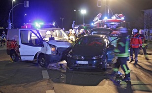 Kreispolizeibehörde Höxter: POL-HX: Drei Verletzte nach Zusammenstoß