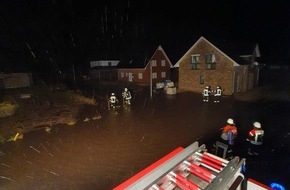 Freiwillige Feuerwehr Gemeinde Schiffdorf: FFW Schiffdorf: Regen sorgt erneut für überflutete Grundstücke und Straßen in Wehdel