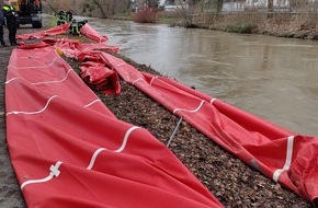 Polizeiinspektion Hildesheim: POL-HI: Mobile Wassersperren in die Innerste/Hildesheim gestürzt - Instandsetzung durch viele Feuerwehrkräfte dauert bis in den Abend an