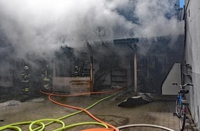 Feuerwehr Dortmund: FW-DO: 27.04.2021 - Feuer in der nördlichen Innenstadt Gebäudebrand im Hinterhof