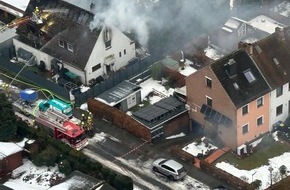 Feuerwehr Bremen: FW-HB: Dachstuhlbrand l&ouml;st Gro&szlig;einsatz der Feuerwehr Bremen aus