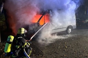 Feuerwehr Moers: FW Moers: Am Sonntagmorgen brannte ein Kleintransporter an der Kirschenallee