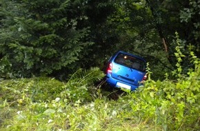 Polizeiinspektion Hameln-Pyrmont/Holzminden: POL-HOL: Bundesstraße 241 - Uslar Richtung Lauenförde: PKW landet im Wald - 22jähriger Fahrer leicht verletzt / Fahrzeug Totalschaden -