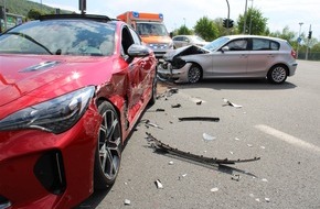 Polizei Hagen: POL-HA: Autos stoßen an der Kreuzung der Bahnhofshinterfahrung zusammen