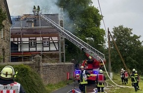 Feuerwehr Dortmund: FW-DO: 17.08.2021 Dortmund-Syburg Ein Dachstuhlbrand in einem Fachwerkhaus forderte einen massiven Kräfteansatz der Feuerwehr Dortmund.