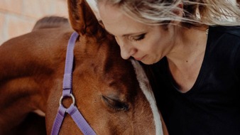 Julia Greb: Erkrankungen und Verletzungen bei Pferden: Pferde-Physiotherapeutin Julia Greb verrät, bei welchen Anzeichen Pferdehalter besonders aufpassen müssen