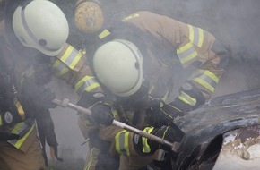 Freiwillige Feuerwehr Menden: FW Menden: PKW-Brand im Lahrfeld