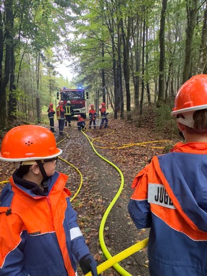 FW-OE: Abschlussübung der Jugendfeuerwehren der Gemeinde Kirchhundem