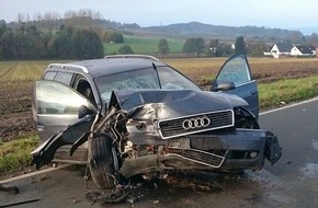 Polizeiinspektion Hameln-Pyrmont/Holzminden: POL-HM: Audi prallt gegen Baum - 22-jähriger Autofahrer verletzt ins Krankenhaus