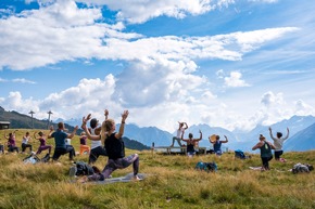 Strahlendes Mountain Glow Yoga-Festival am Grossen Aletschgletscher