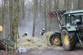 FW-WRN: Heuballen brennen im Bellingholz