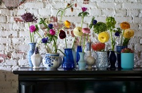 Blumenbüro: Frühlingserwachen mit farbenfrohem Blütenarrangement / Ranunkel, Anemone und Nadelkissen-Protea begrüßen den Frühling