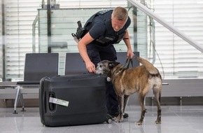 Bundespolizeidirektion München: Bundespolizeidirektion München: Unbeaufsichtigter Rucksack bringt vermeintlichen Portugiesen ins Gefängnis
-Bundespolizisten nehmen gesuchten 27-Jährigen am Münchner Flughafen fest-