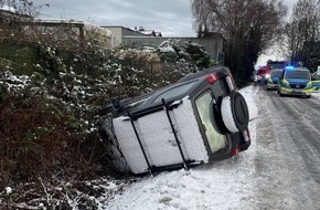 Polizei Mettmann: POL-ME: Alleinunfall auf Glatteis - Suzuki landet im Graben - 2601009