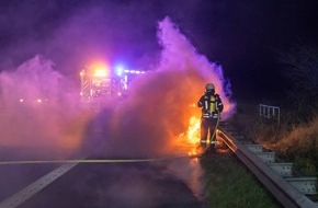 Feuerwehr Porta Westfalica: FW Porta Westfalica: 23.12.2025 - A2 Porta Westfalica: PKW in Vollbrand