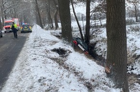 Kreisfeuerwehr Rotenburg (Wümme): FW-ROW: Pkw landet im Graben