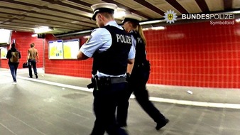 Bundespolizeidirektion München: Bundespolizeidirektion München: Mit Glasscherbe verletzt / 33-Jähriger mit Pfefferspray überwältigt