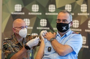 Presse- und Informationszentrum des Sanitätsdienstes der Bundeswehr: Influenza-Impfung: Mit bestem Beispiel voran