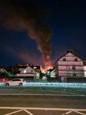 FW-PL: Anfahrt auf Sicht. Feuerwehr verhindert Brandausbreitung auf Stadtvilla.