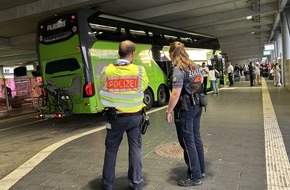Hauptzollamt Stuttgart: HZA-S: Gemeinsame Kontrollen von Zoll und Polizei am Busterminal des Flughafens Stuttgart