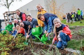 AOK Sachsen-Anhalt: AOK-Schulgarten-Projekt begeistert Groß und Klein: Landwirtschaftsminister lobt Engagement