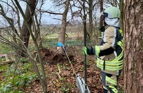 Freiwillige Feuerwehr Hünxe: FW Hünxe: Sturmschaden und Meldung eines Verkehrsunfalls mit eingeklemmter Person