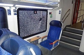 Bundespolizeiinspektion Kiel: BPOL-KI: Randaliererin zerschlägt Scheibe im Zug