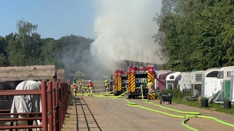 Feuerwehr Ratingen: FW Ratingen: Brand einer Lagerhalle mit Heuballen