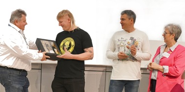 Deutscher Berufs- und Erwerbsimkerbund e.V.: Böhmermann-Duell und Brückenbauer: Zweimal "Goldener Stachel" DBIB-Ehrenpreis für Unerschrockenheit und Engagement