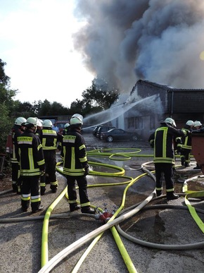 FW-KLE: Abschlussmeldung: Lagerhallenbrand in Bedburg-Hau. Schwierige Löscharbeiten. Halle ist einsturzgefährdet.