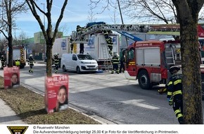 Feuerwehr München: FW-M: Zwei Schwerverletzte bei Unfall - Ersthelfer leisten perfekte Hilfe (Freimann)