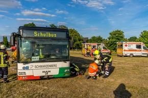 FW Flotwedel: Mehrere Verletzte nach Busunfall / Feuerwehr und Rettungsdienst proben den Ernstfall