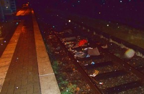 Polizei Minden-Lübbecke: POL-MI: Unbekannte werfen Mülleimer auf Bahngleise