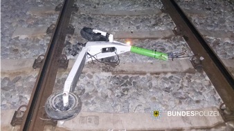 Bundespolizeidirektion M&uuml;nchen: Bundespolizeidirektion M&uuml;nchen: Unbekannte st&ouml;rten Bahnverkehr // S-Bahn hat E-Scooter erfasst