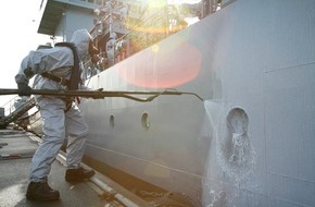 Presse- und Informationszentrum Marine: Deutsche Marine - Bilder der Woche: Giftalarm auf dem Tender "Donau" - Soldaten aus Höxter üben mit Marine