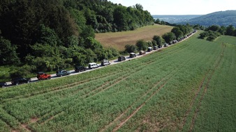 Neuer Guinness Weltrekord: Parade mit 632 Autos feiert den 70. Geburtstag von Land Rover