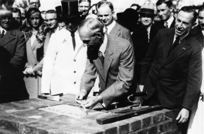 Ford-Werke GmbH: Vor 75 Jahren legten Henry Ford und Konrad Adenauer Grundstein für Kölner Ford-Werk