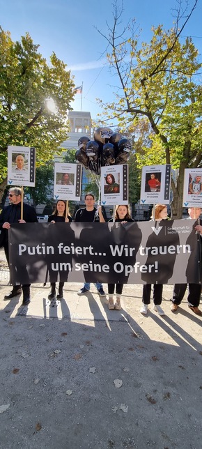GfbV-Aktion vor der russischen Botschaft: Trauergrüße nach Moskau