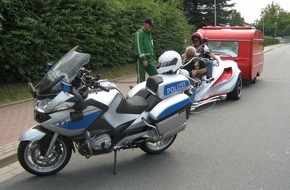 Polizeiinspektion Hameln-Pyrmont/Holzminden: POL-HOL: Auch auf zwei Rädern jetzt in "blau-silber": Neues Krad für die Polizei im Landkreis - Nagelneue BMW R 1200 RT gehört jetzt zum Fuhrpark -